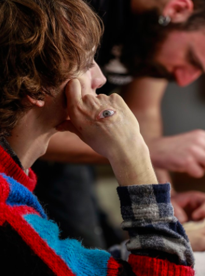 Show mới của Gucci dị quên lối về: Người mẫu ôm... thủ cấp để catwalk, kẻ lại vác nguyên con rồng